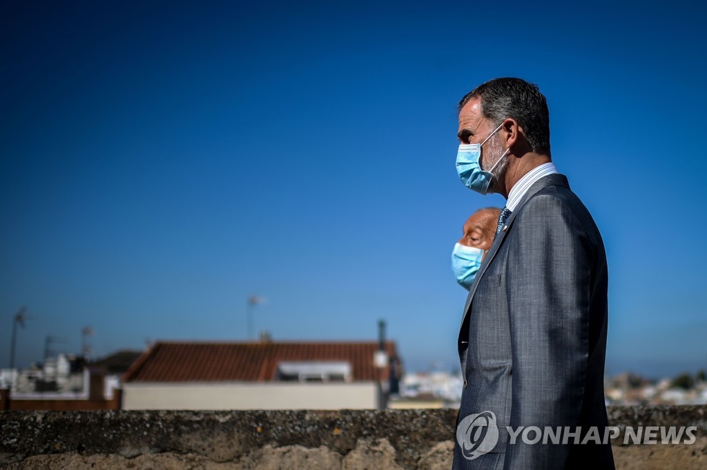 스페인 국왕 펠리페 6세(앞줄)가 지난달 1일 스페인 바다호즈에서 스페인·포루투갈 국경 재개통 행사에 마스크를 쓴 채 참석한 모습. [AFP=연합뉴스 자료사진]