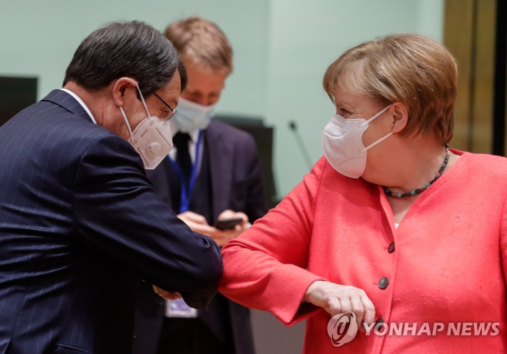 앙겔라 메르켈 독일 총리(오른쪽)가 17일(현지시간) 벨기에 브뤼셀에서 열린 EU 정상회의 시작에 앞서 니코스 아나스타시아데스 키프로스공화국 대통령과 팔꿈치 인사를 하고 있다. [AFP=연합뉴스]
