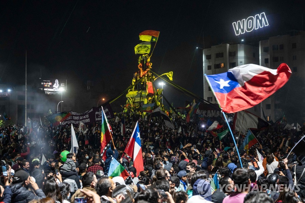 25일(현지시간 밤 국민투표 결과에 환호하는 칠레 새 헌법 지지자들