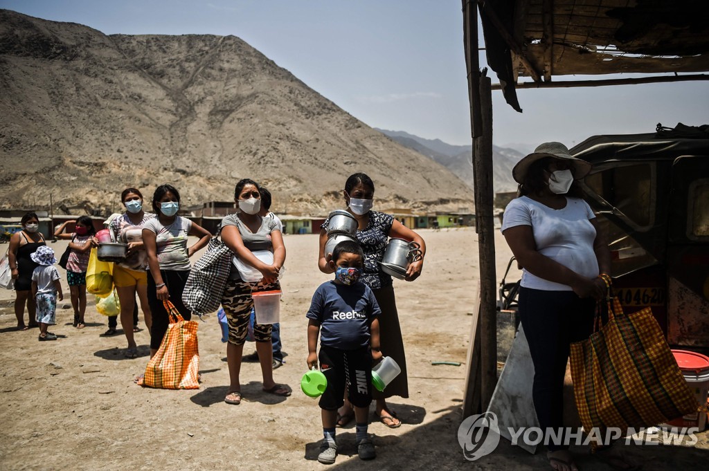 식량 지원을 받기 위해 줄을 선 페루 사람들