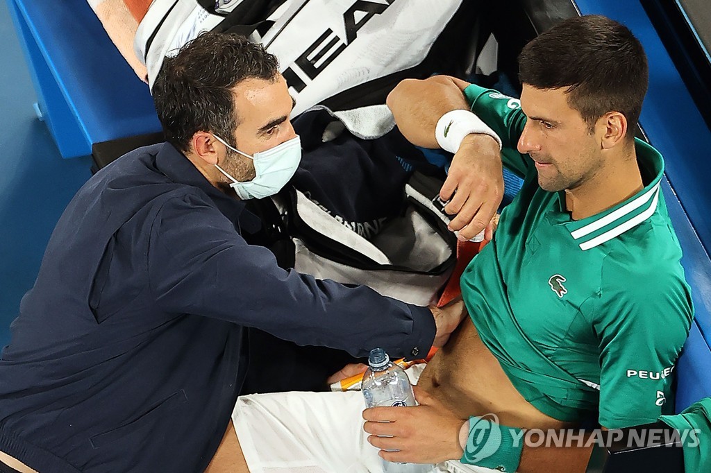 Djokovic gets a straight abdominal massage during a game. 