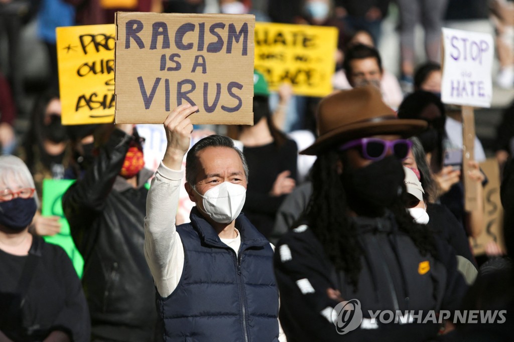 13일(현지시간) 미국 워싱턴주 시애틀에서 열린 아시아계 혐오사건 규탄 시위 모습. [AFP=연합뉴스]