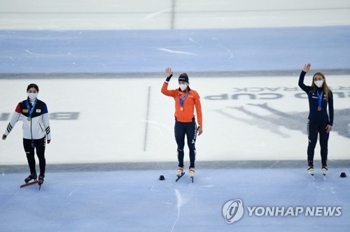쇼트트랙 황대헌 월드컵 1,000ｍ 우승…한국 남자 첫 메달(종합)