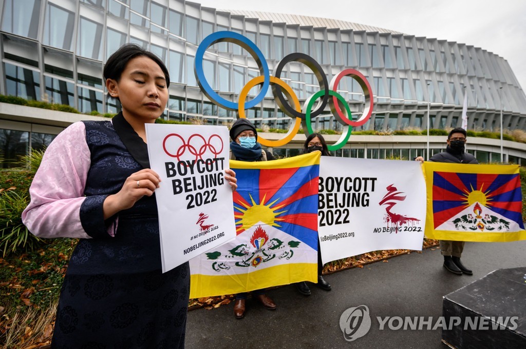 IOC 본부 앞에서 시위하는 티벳 독립운동가