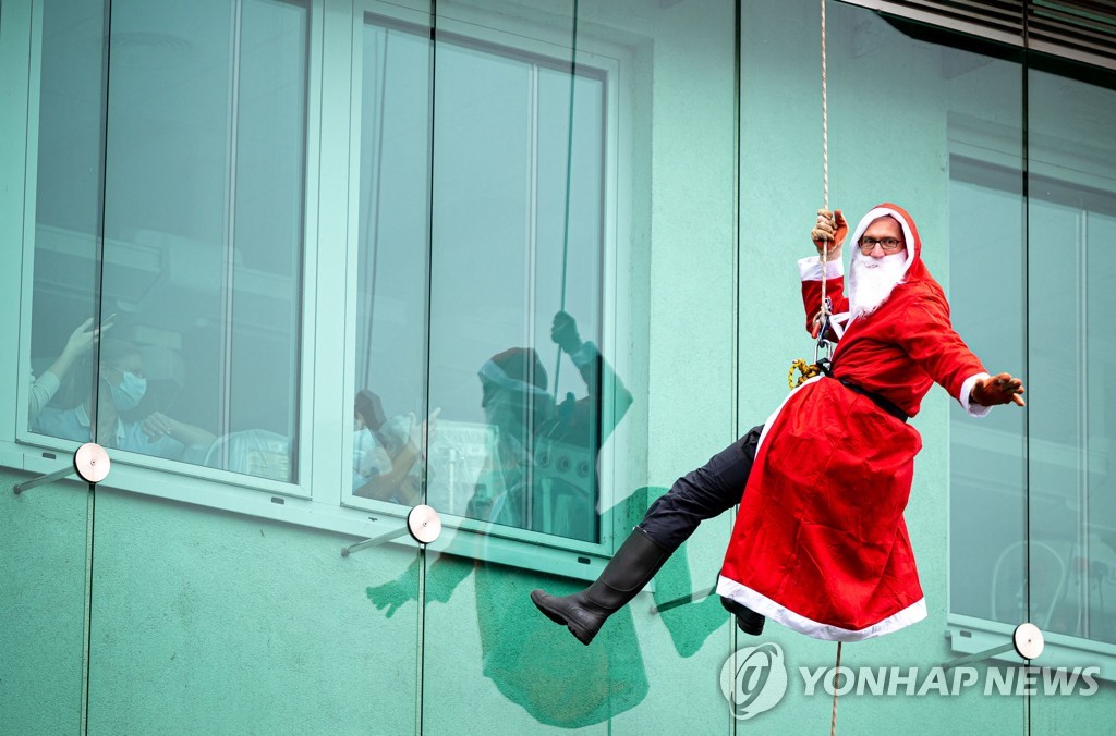 ′밧줄 타고 내려온 산타들′…슬로베니아 소아과 병원 | 연합뉴스