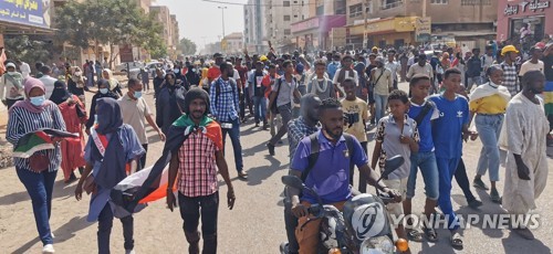 수단 수도 하르툼에서 반군부 시위에 나선 시민들.