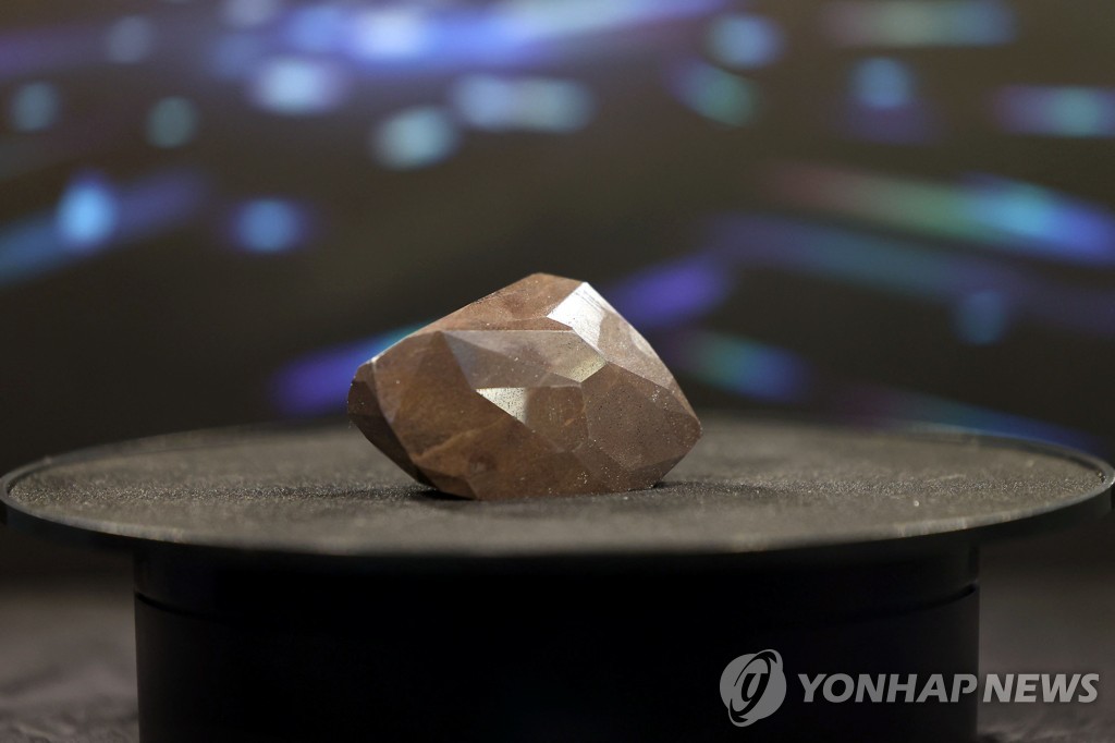 우주서 온 555.55캐럿 블랙 다이아몬드 ′에니그마′…소더비 경매에 등장