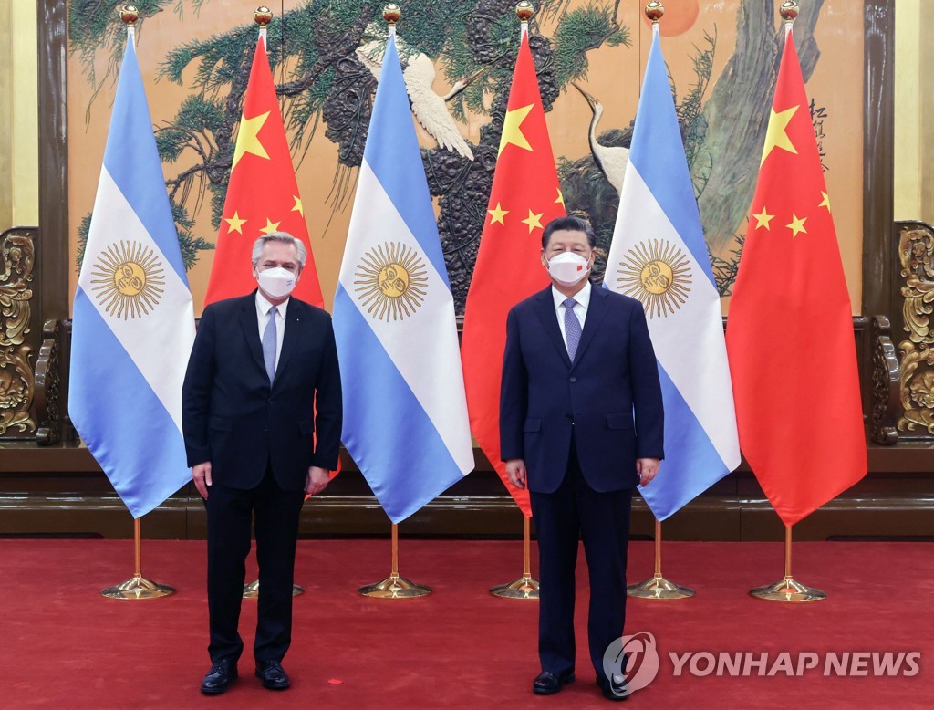6일(현지시간) 베이징서 만난 아르헨티나 정상(왼쪽)과 중국 정상