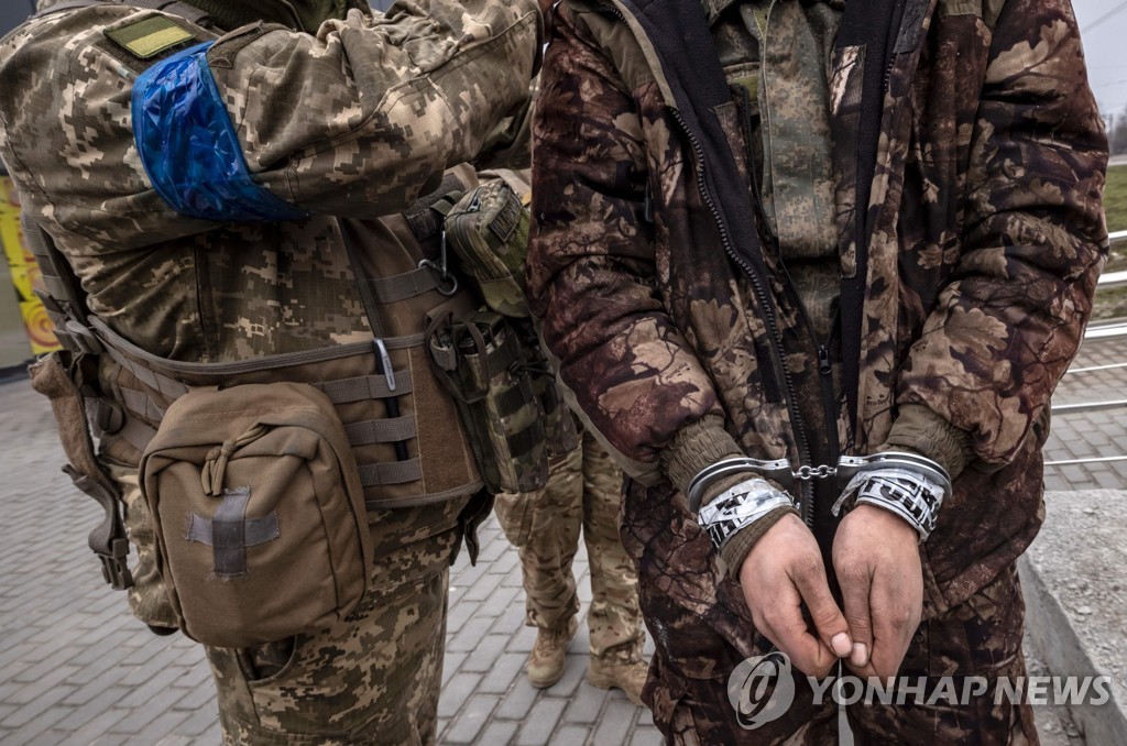 우크라이나군에 체포된 러시아 병사(오른쪽)