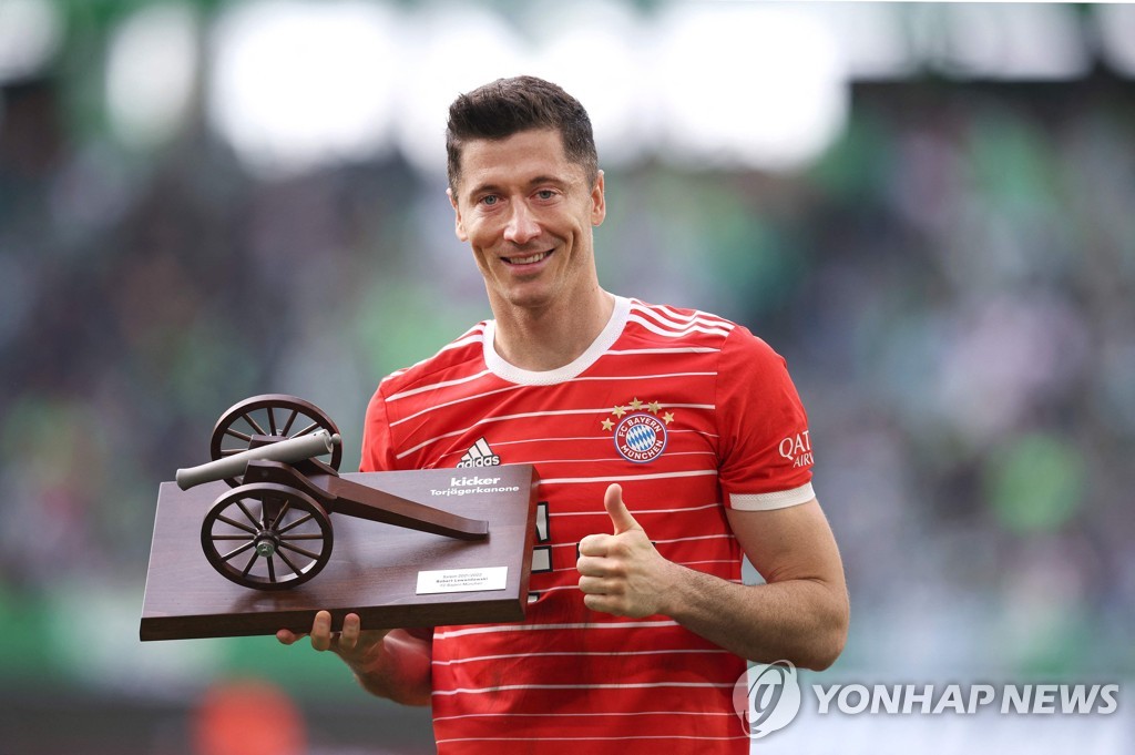 5월 14일 시즌 최종전에서 분데스리가 득점왕 트로피 받은 레반도프스키