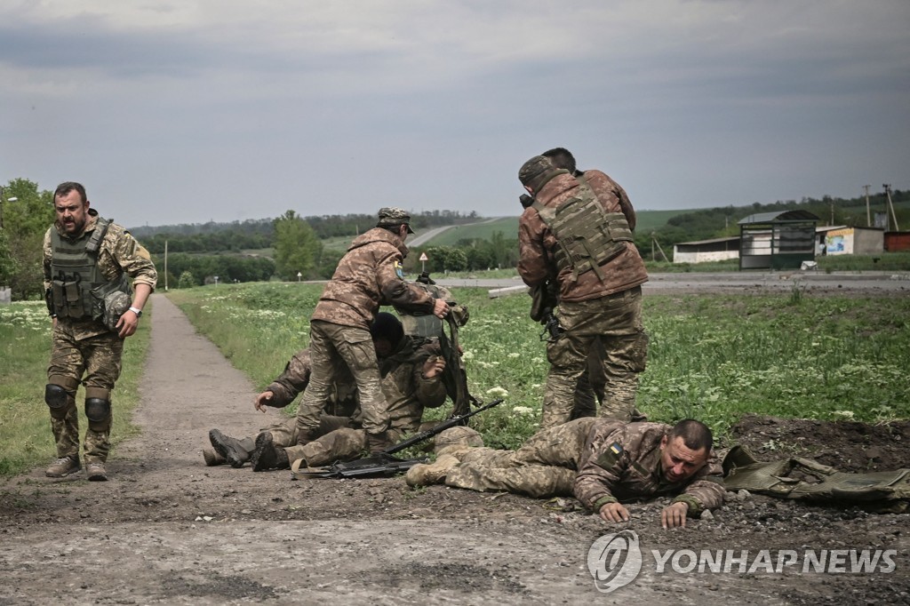 동부전선에서 교전 중인 우크라이나 병사들