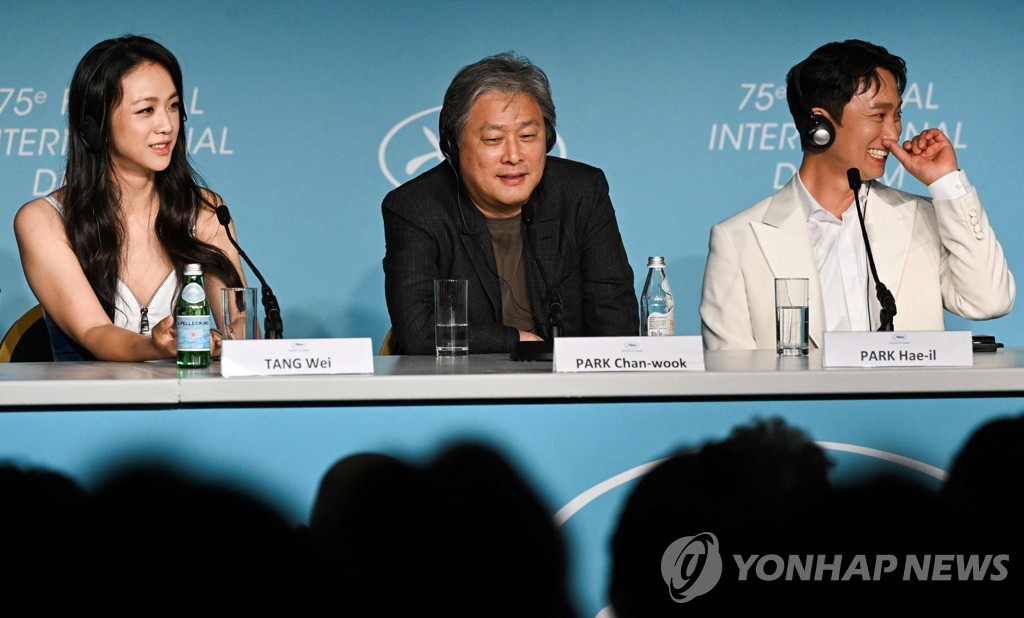 In this AFP photo, South Korean director Park Chan-wook (C) and cast members of his new film "Decision to Leave" -- Park Hae-il (R) and Tang Wei (L) -- attend a press conference at the 75th Cannes Film Festival, in Cannes, France, on May 24, 2022. (Yonhap)