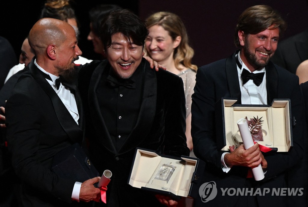 In this AFP photo, South Korean actor Song Kang-ho (2nd from L) celebrates his Best Actor prize for "Broker" at the 75th Cannes Film Festival in Cannes, France, on May 28, 2022. (Yonhap)