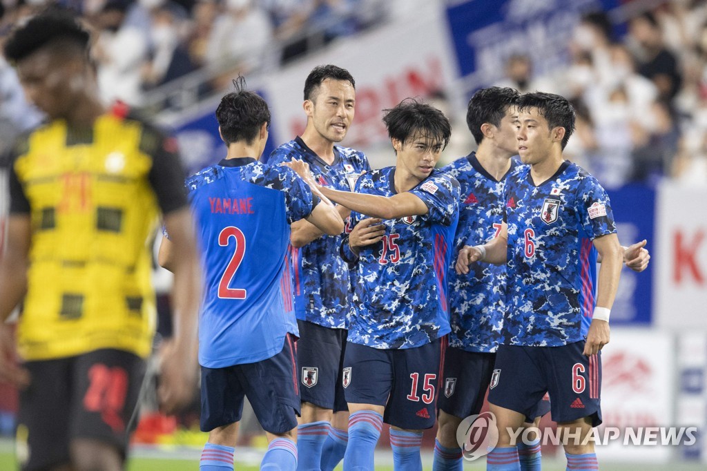 미토마 가오루(15번)의 결승 골에 기뻐하는 일본 선수들