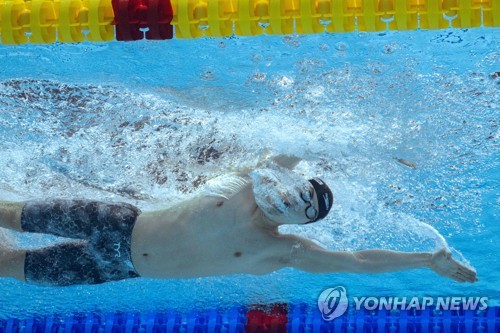 In this AFP photo, Hwang Sun-woo of South Korea competes in the final for the men's 4x200m freestyle relay during the FINA World Championships at Duna Arena in Budapest on June 23, 2022. (Yonhap)