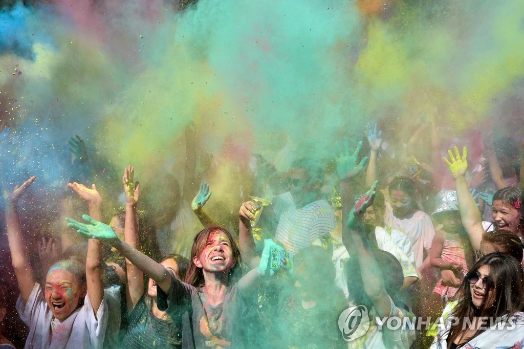 ′색으로 물들다′…키르기스스탄서 즐기는 인도 홀리 축제