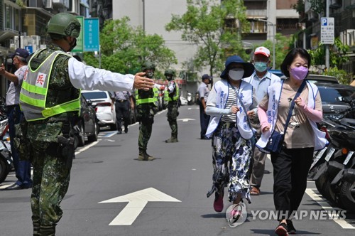 (AFP=연합뉴스) 25일 대만 타이베이에서 펼쳐진 민방공 훈련 도중 시민들이 대피하고 있다. 