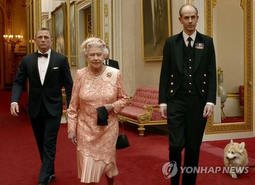 제임스 본드, 엘리자베스 여왕과 007 작전에 참여하는 웰시코기