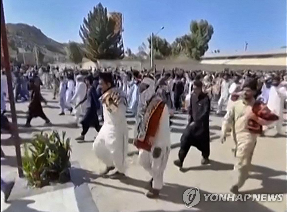 동남부 시스탄-바-발루치스탄주(州) 중심 도시 자헤단에서 14일 반정부 시위에 참여한 시민들.