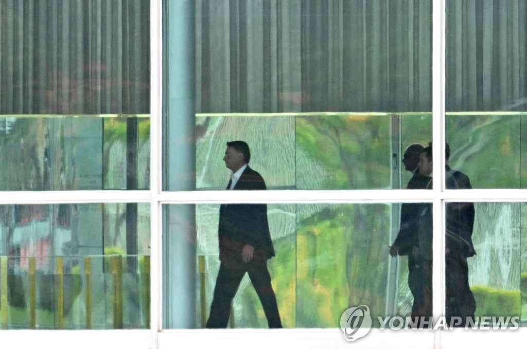 집무실로 이동하는 보우소나루 대통령