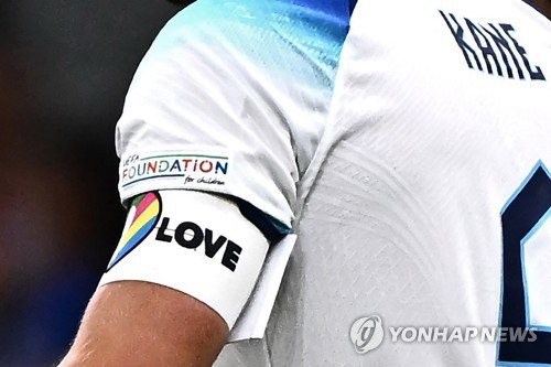 잉글랜드 주장의 '원러브' 무지개 완장 