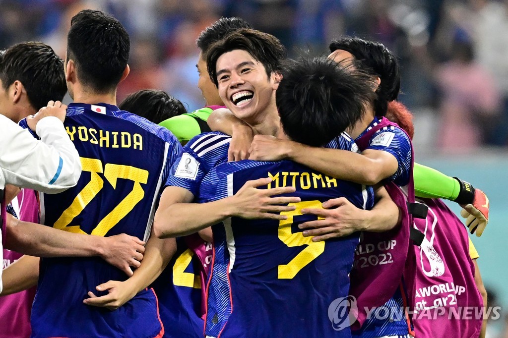 기뻐하는 일본 축구 선수들