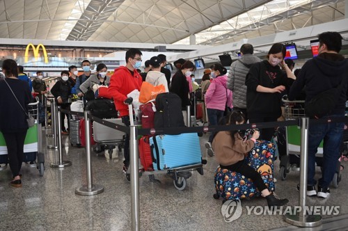 홍콩 공항서 체크인하는 여행객