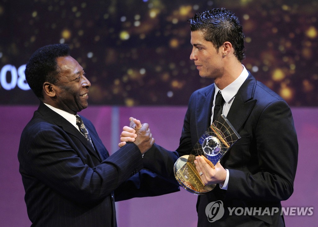 2009년 FIFA 시상식 때 호날두 축하하는 펠레