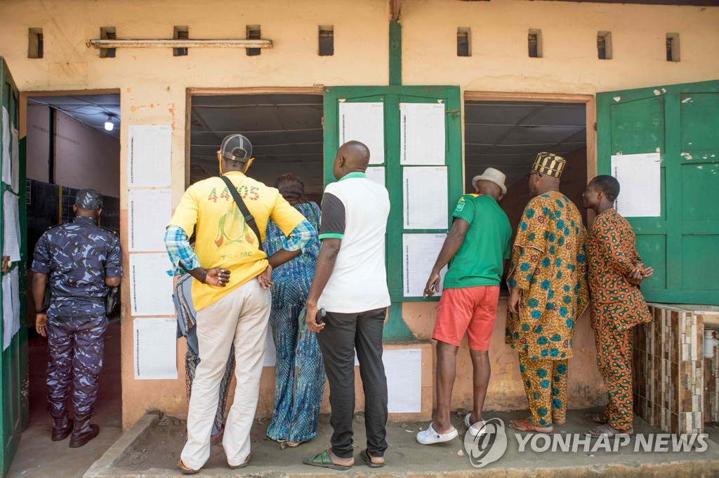 지난 8일 베냉 총선 후 검표 장면을 바라보는 일반인들