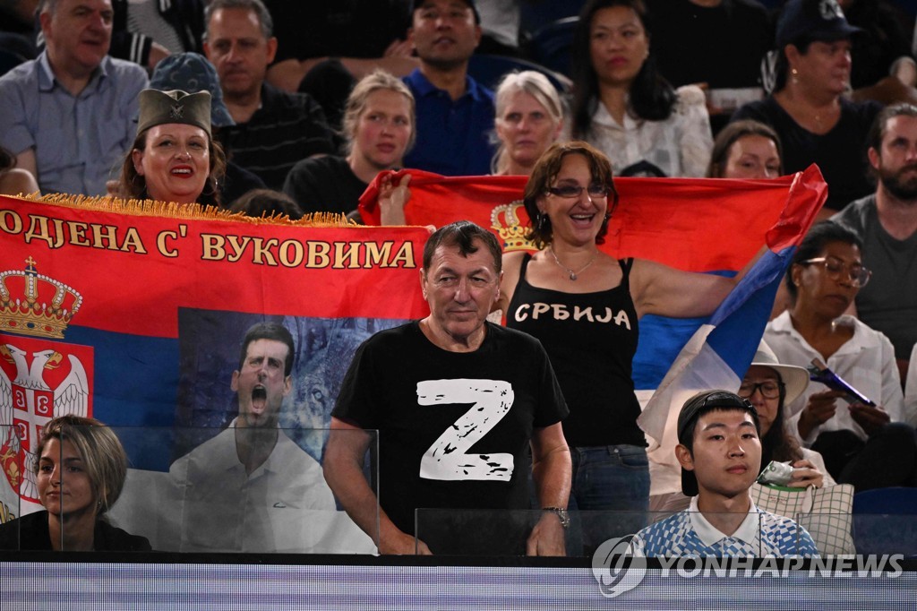 전쟁을 지지하는 'Z' 표시 티셔츠를 입고 호주오픈을 관전하는 남성 팬. 