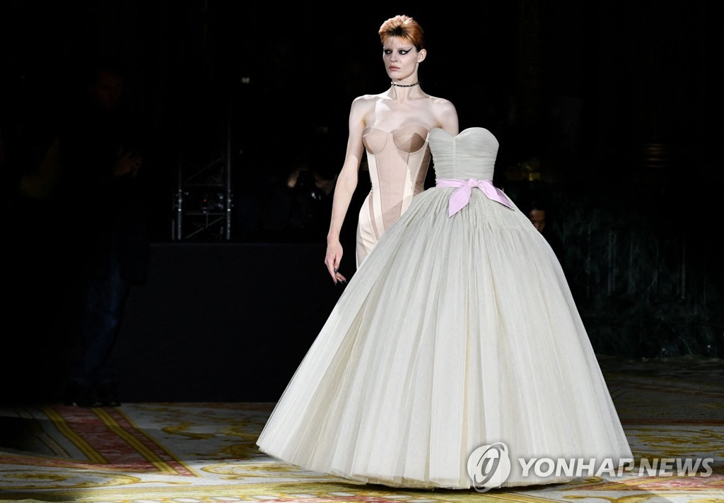 TOPSHOT-FASHION-FRANCE-VIKTOR & ROLF
