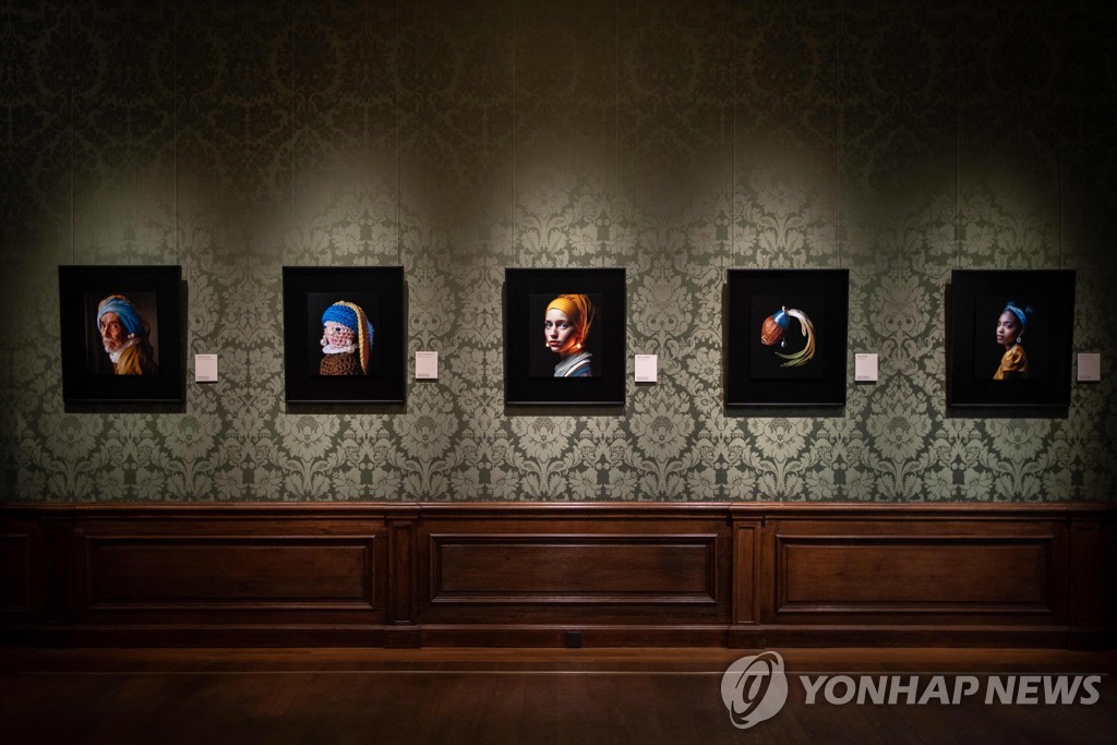 마우리츠하위스 미술관이 선정한 5개 작품. 판디컨의 AI 작품이 가운데에 놓여있다.