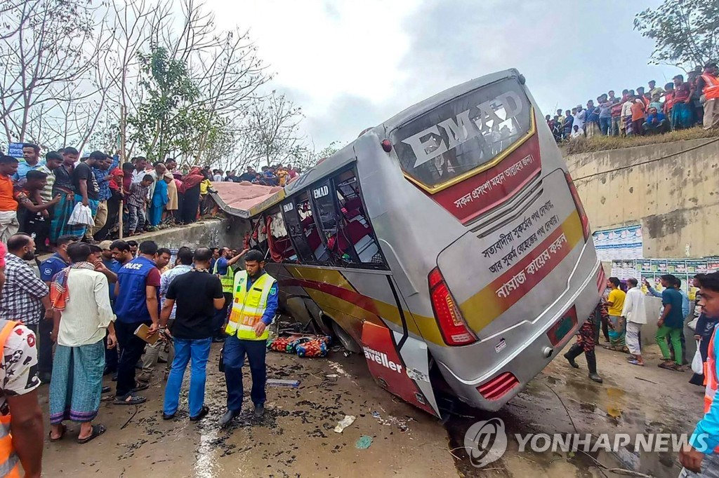 '19명 사망'…방글라데시 버스 9m 아래 도랑으로 추락