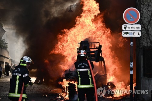 佛연금개혁 반대 11차시위…마크롱 대선승리 자축한 식당 '수난'