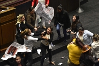 발차기, 주먹다툼, 머리채 잡기…볼리비아 의회서 '난장 폭력'
