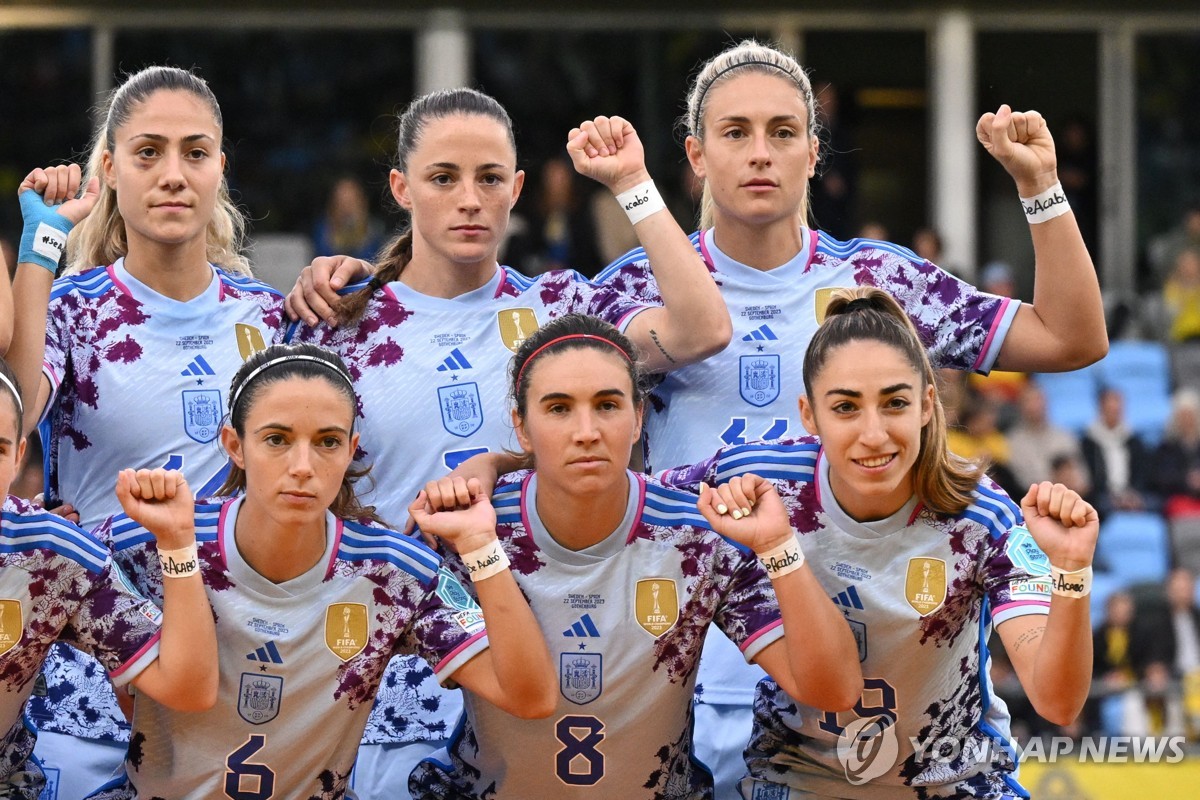 손목 밴드를 착용하고 경기에 나선 스페인 여자 대표팀 선수들