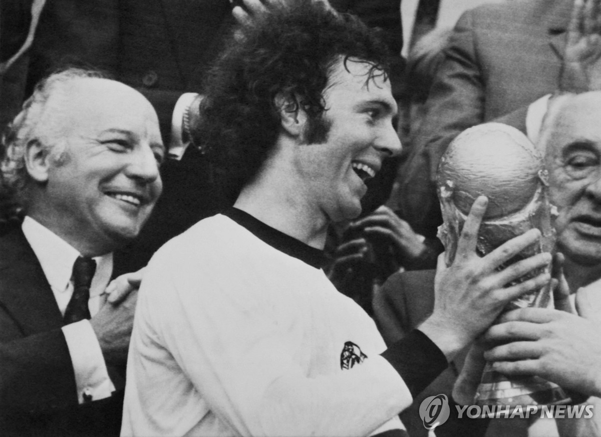 1974년 월드컵 우승 트로피 들어올리는 프란츠 베켄바워