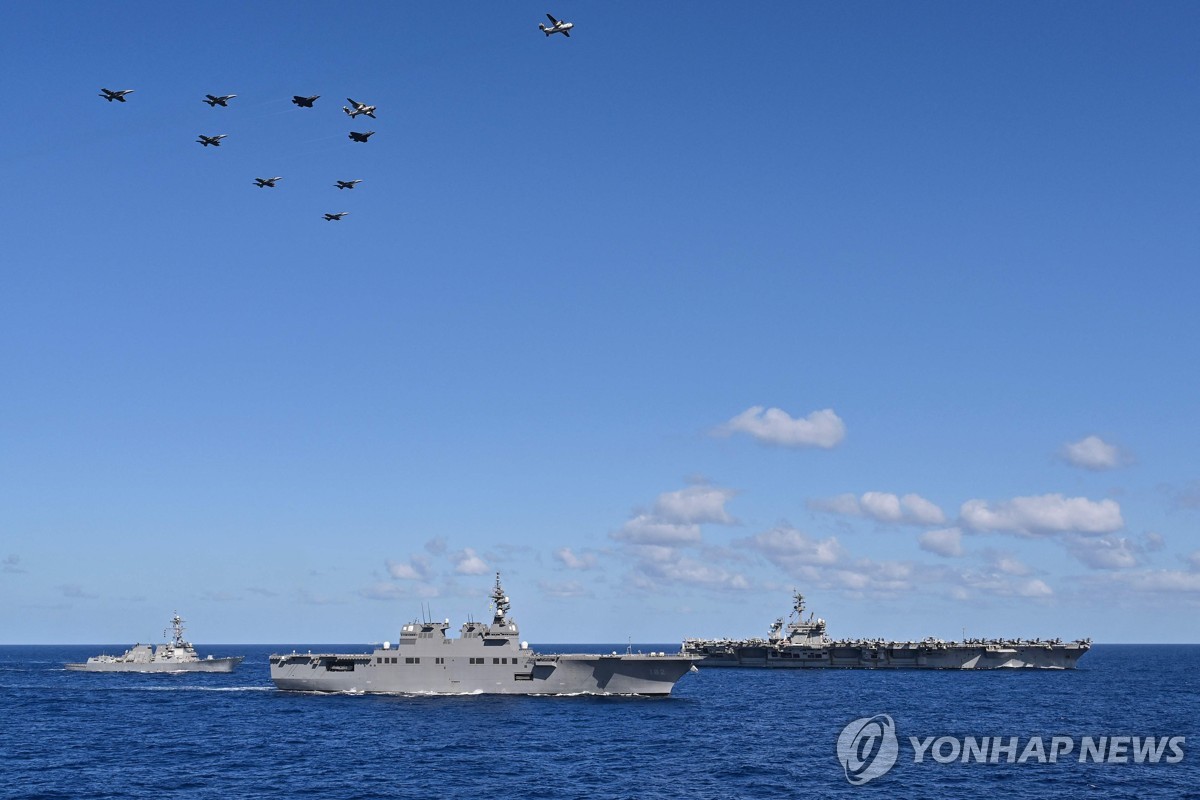 필리핀해에서 연합훈련을 벌이는 미 해군과 일본 해상자위대