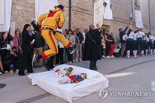'악마의 점프'…스페인 전통 아기 뛰어넘기 축제