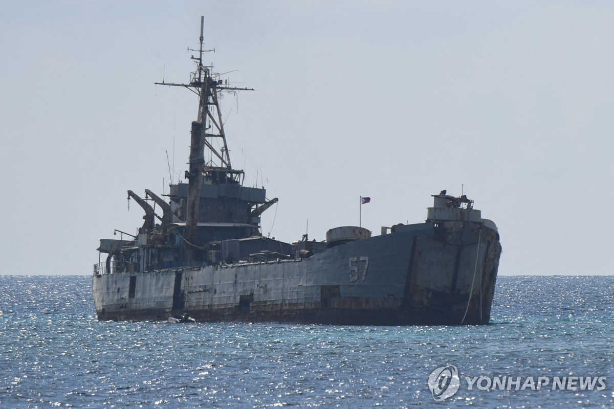 영유권 분쟁 중인 남중국해 암초의 필리핀 군함