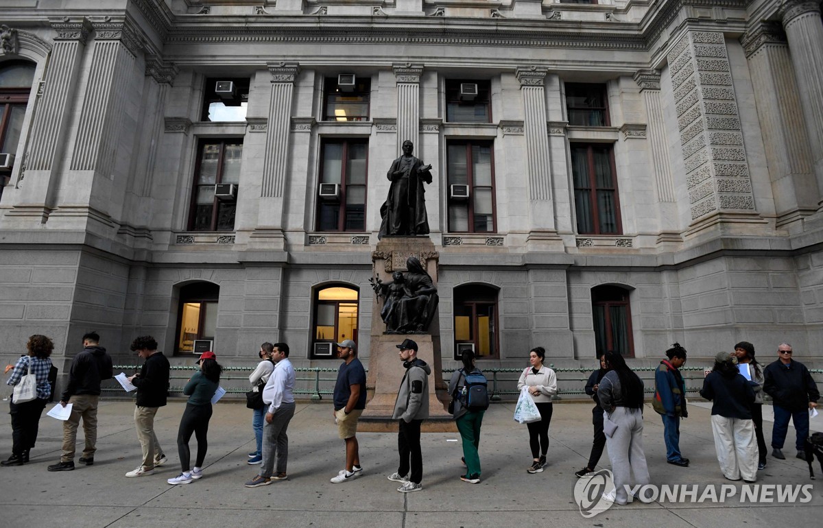 Esta foto, publicada por AFP, muestra a los residentes de Filadelfia esperando en fila alrededor del ayuntamiento para emitir su voto en el último día de votación anticipada el 29 de octubre de 2024, en Filadelfia, Pensilvania. (Yonhap)