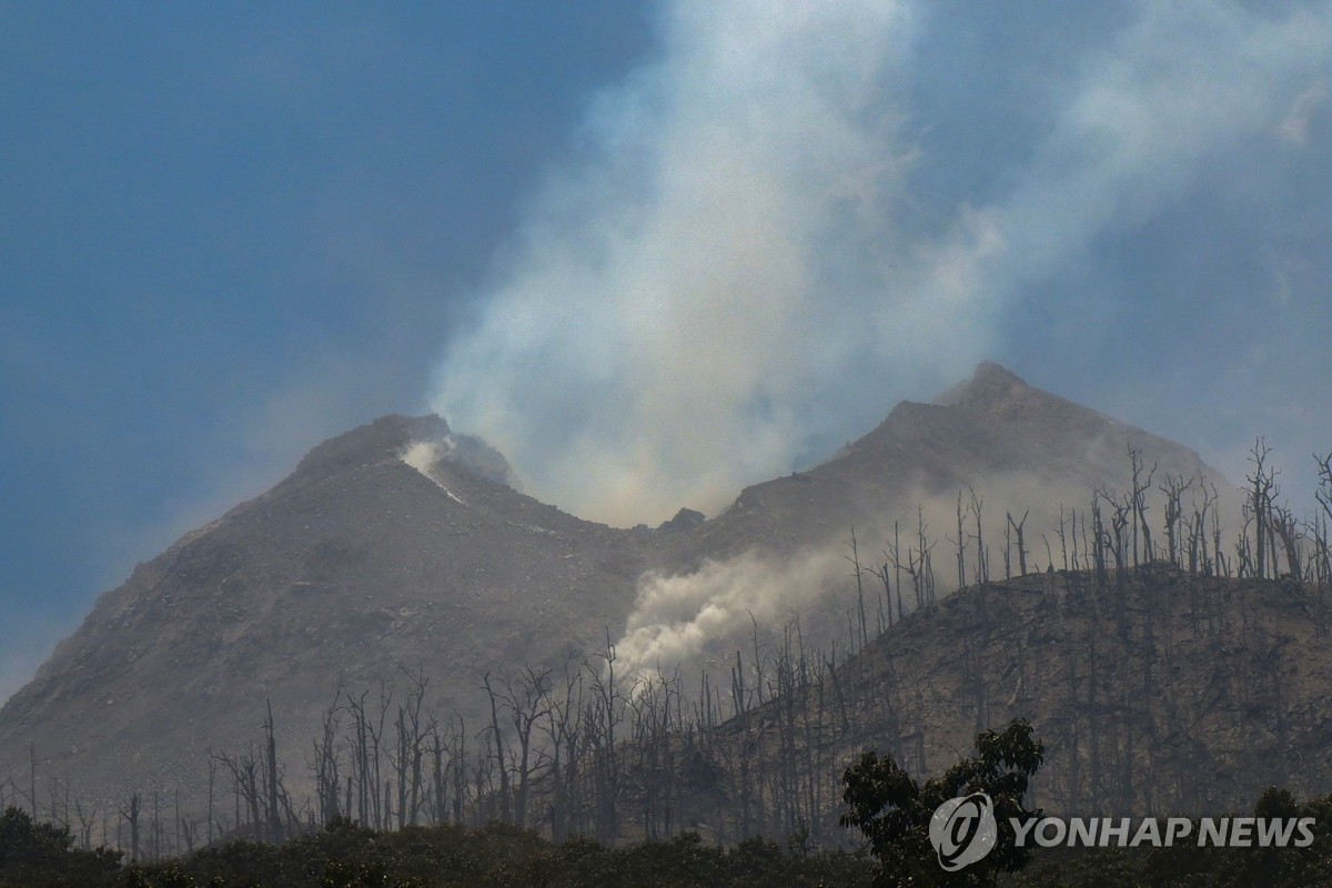 연기 뿜어내는 인도네시아 화산