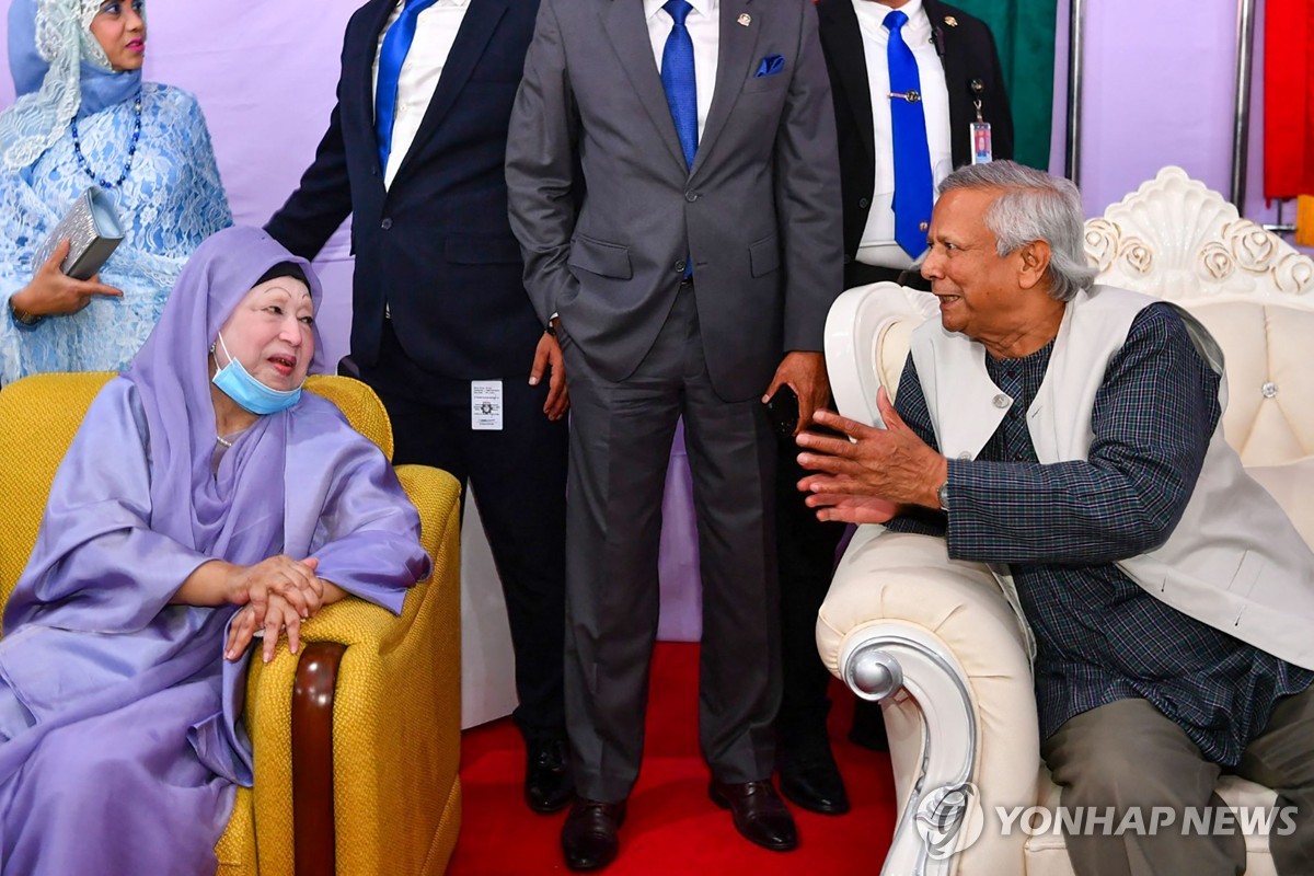 21일 국군의 날 축하연서 이야기 나누는 지아 BNP 총재(왼쪽)와 유누스 과도정부 최고 고문