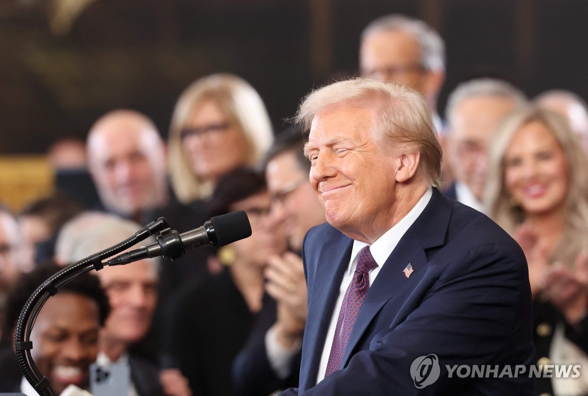 El presidente de Estados Unidos, Donald Trump, reacciona antes de pronunciar su discurso inaugural tras prestar juramento en el interior de la Rotonda del Capitolio de Estados Unidos en Washington el 20 de enero de 2025 en esta fotografía publicada por la AFP. (Foto de la piscina) (Yonhap)