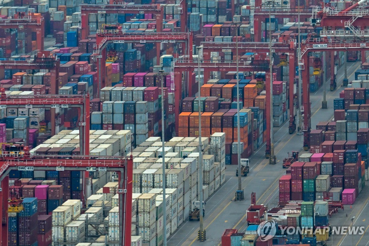 스리랑카 콜롬보항에 적재된 컨테이너 화물