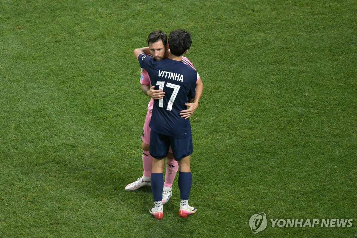 포옹하는 리오넬 메시와 비티냐
