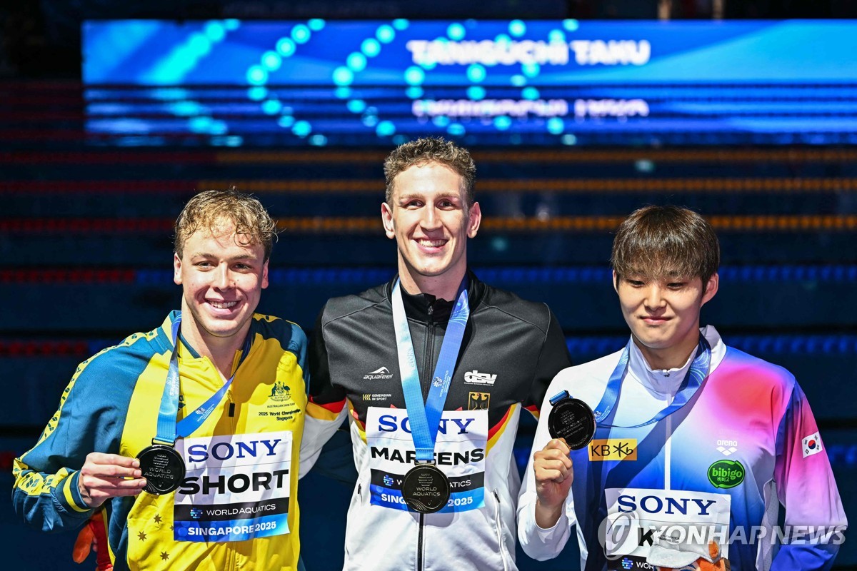 남자 자유형 400ｍ에서 동메달을 딴 김우민(오른쪽).