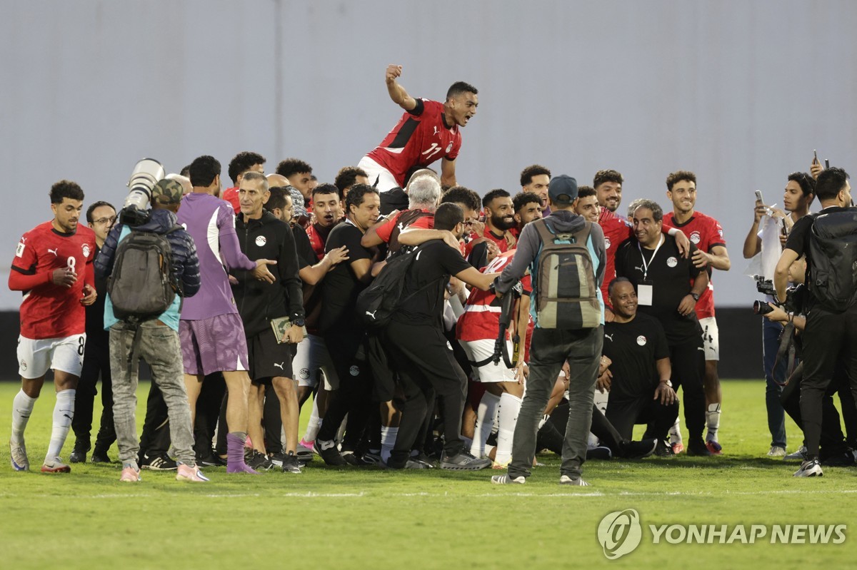2026 북중미 월드컵 본선 진출을 확정한 후 기뻐하는 이집트 선수단.