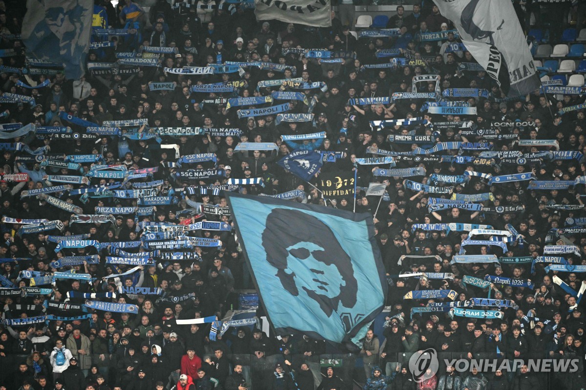 마라도나 기리는 나폴리 팬들