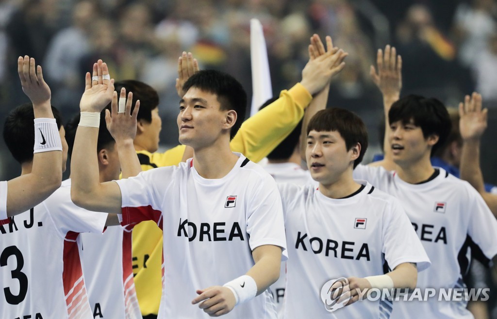In this DPA photo, Members of the joint Korean men's handball team high-five each other before the start of their Group A match against Germany at the International Handball Federation World Men's Handball Championship at Mercedes-Benz Arena in Berlin on Jan. 10, 2019. (Yonhap)